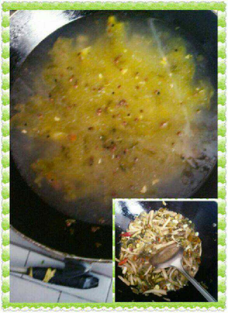 四川酸菜鱼,炸鱼剩的油用来炒香酸菜和蒜，加水烧开