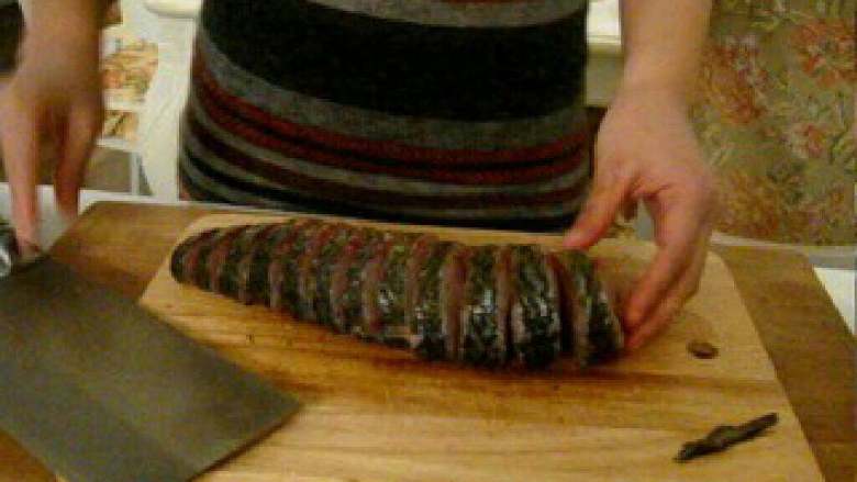 开屏鱼, 腌制十五分钟后给鱼改刀，从鱼背切断，一定不要切断鱼腹，每段大约相聚一公分左右，要切均匀，