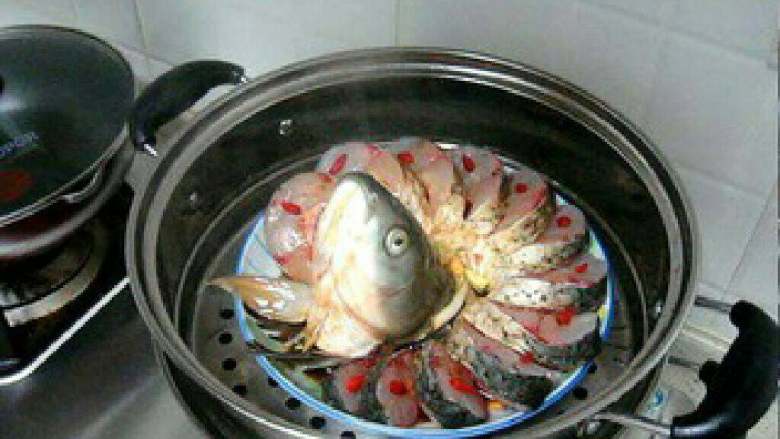 开屏鱼,蒸锅烧开，放入码好盘的鱼大火蒸，根据鱼的大小确定时间，我蒸了10分钟，鱼肉很容易熟，不要太久