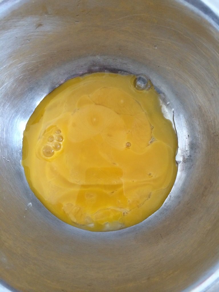 杯子红豆抹茶蛋糕,分离的蛋黄中加入白糖 搅拌均匀