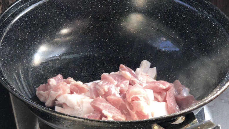 菱角烧肉,起锅，放入猪肉，煸炒出油