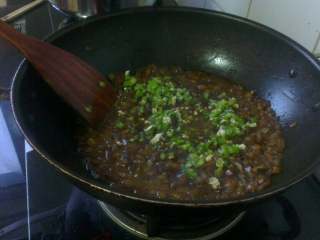 打卤面,再把青椒粒儿和葱 蒜末倒入锅中搅均匀，关火待用；