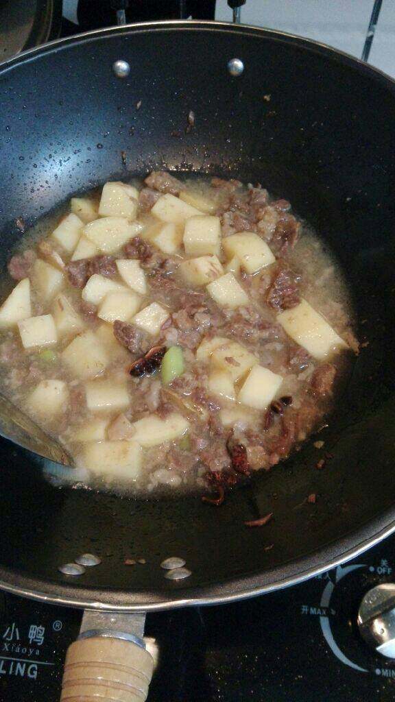 牛肉炖土豆,加入刚才压的牛肉汤，再加一点水，加入大料开始炖