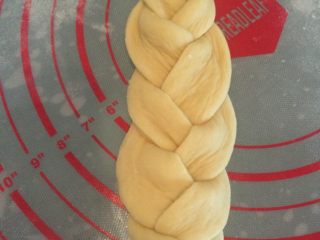 葱香培根辫子面包,如图像编麻花辫一样编起来，收口捏紧；
