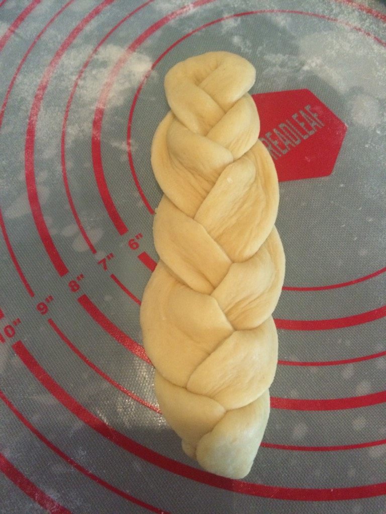 葱香培根辫子面包,如图像编麻花辫一样编起来，收口捏紧；