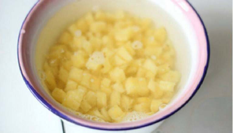 菠萝饭, 将菠萝丁浸入盐水，保留1/2个菠萝壳做容器。