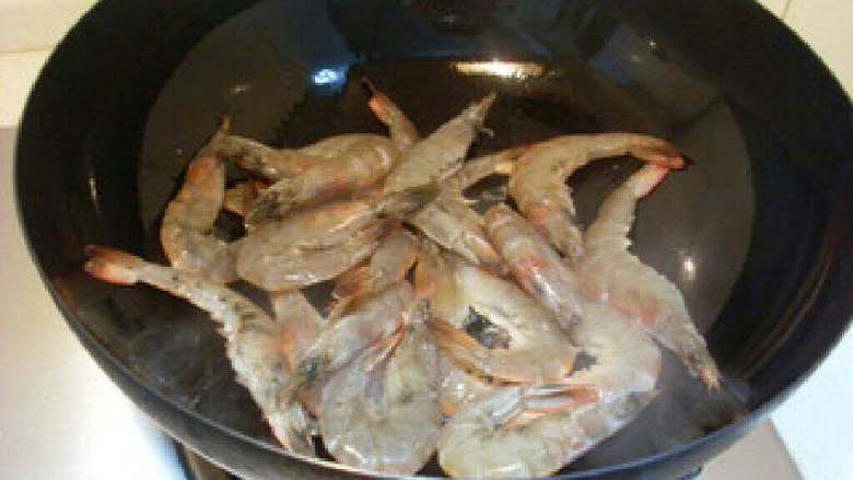 家常油焖大虾,锅热后放入比平时炒菜略多一点的花生油。油热后放入腌制好的虾。