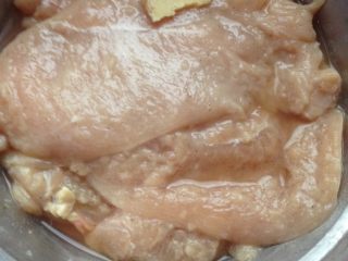 炸鸡排,如图把鸡脯放入盆里，放入少许盐，料酒，生姜腌制1小时