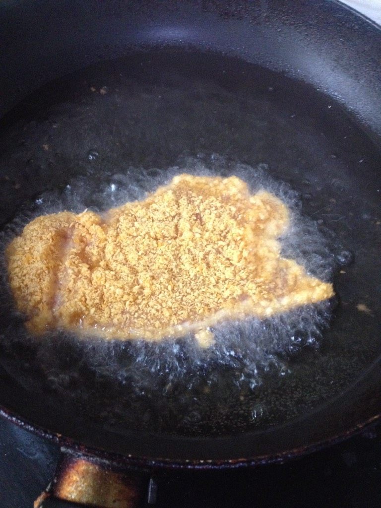 炸鸡排,如图把裹上面包糠的鸡脯放入过来炸