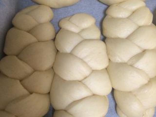 葱香培根辫子面包,如图二发至2倍大；