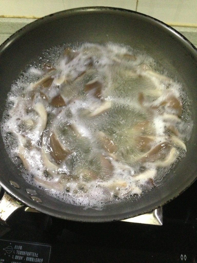 素炒平菇,平菇入开水汆烫一下，如图