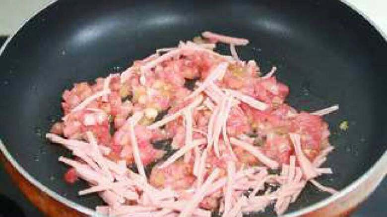 火腿番茄奶酪鸡蛋卷,锅中热油，先倒入火腿丝和番茄丁翻炒，待炒软后盛出备用