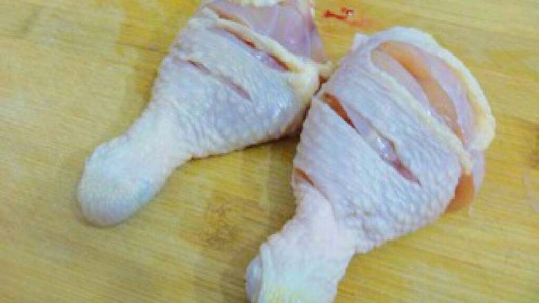 杏鲍菇鸡腿汤, 鸡腿上切上几刀，容易入味。