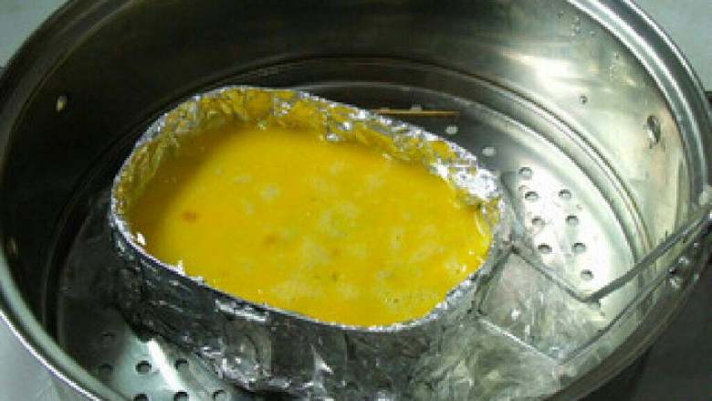 三色蒸蛋,蛋黄倒在上面。包上保鲜膜，蒸15分钟即可。