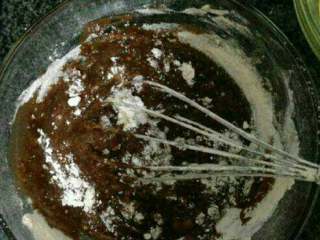 巧克力慕斯蛋糕,放低筋面粉搅拌至无颗粒状