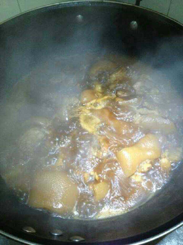 红烧猪手,再倒回锅里大火收干汁，加一点盐和鸡精即可