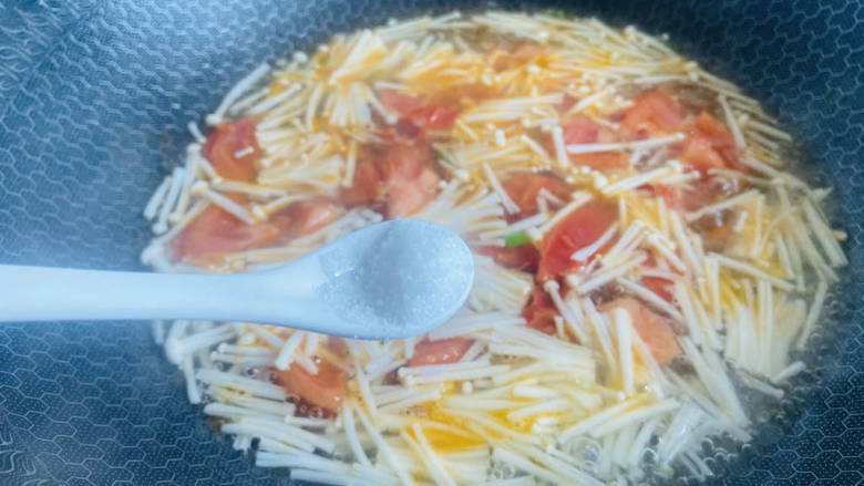 金针菇番茄汤,根据个人口味加入适量盐