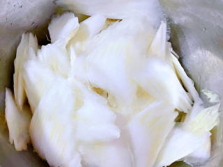 白菜烩小酥肉,白菜梗洗净沥干水份便成薄片