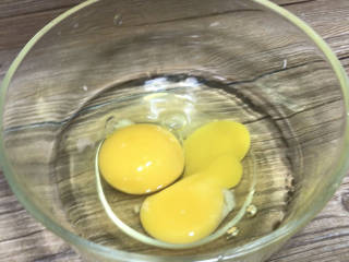 口蘑蛋卤面,鸡蛋打入碗中，淋入料酒搅打成蛋液