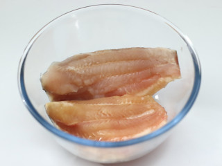 香酥风味鱼排（空气炸锅版）,把巴沙鱼洗净后放入容器中。