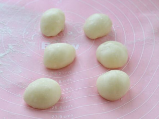 草莓雪媚娘,操作台撒适量熟糯米粉，将面团分成均匀的六个小面团揉匀。