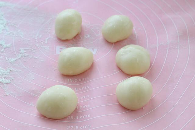 草莓雪媚娘,操作台撒适量熟糯米粉，将面团分成均匀的六个小面团揉匀。