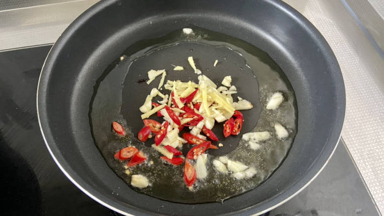 醋溜丝瓜,热锅后加入适量食用油，油温热，下姜丝蒜片小米辣，中小火煸香