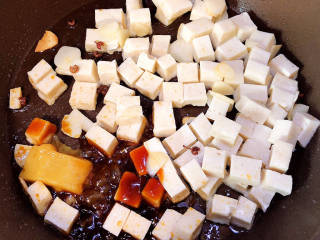 黄瓜烧豆腐,加入蚝油、盐、浓汤宝翻炒均匀。