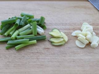 蒜香焖翅,小葱洗净切成小段，大蒜和生姜也分别切成片状备用。