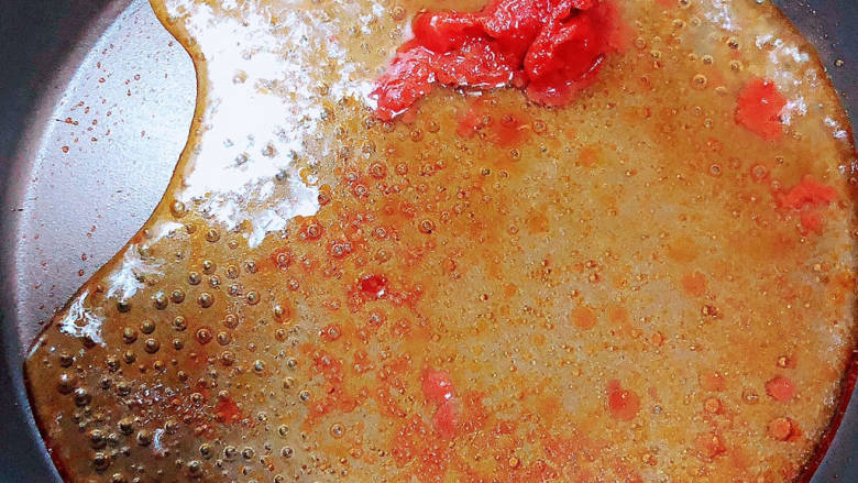 海鲜小馄饨,可以做成自己喜欢的番茄汁，也可以做成酸汤汁儿。