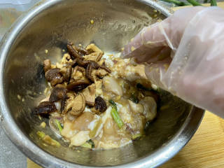 姜葱冬菇蒸滑鸡,加入香菇块，抓匀