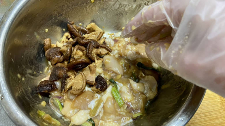 姜葱冬菇蒸滑鸡,加入香菇块，抓匀
