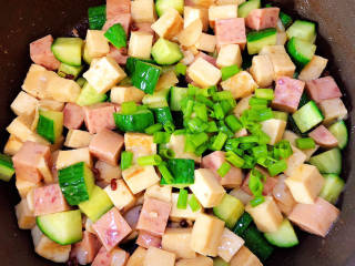 黄瓜烧豆腐,撒上香葱翻炒均匀，即可出锅了。
