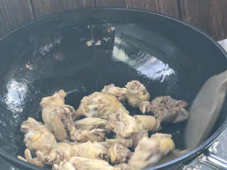 土豆香菇焖鸡,就着油锅，放入鸡肉煸炒至香，加入料酒炒香