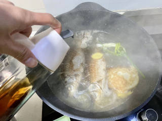 鲫鱼豆腐菇菌汤,加入一汤匙料酒