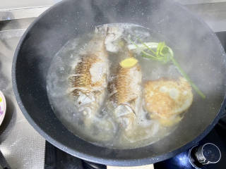 鲫鱼豆腐菇菌汤,加入适量开水，加入荷包蛋，煮开