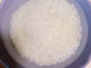 蟹肉粥,提前浸泡一些大米、糯米，大约一小时。