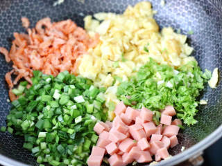 火腿磷蝦韭菜盒子,放入切好的韭菜和香菜，火腿粒和磷蝦皮。