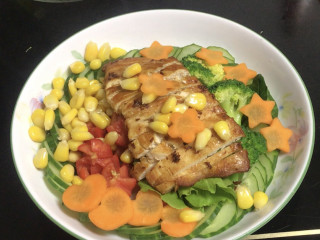 鸡胸肉蔬菜沙拉,再把鸡胸肉切成小块，放在生菜上面，再放入胡萝卜和玉米粒