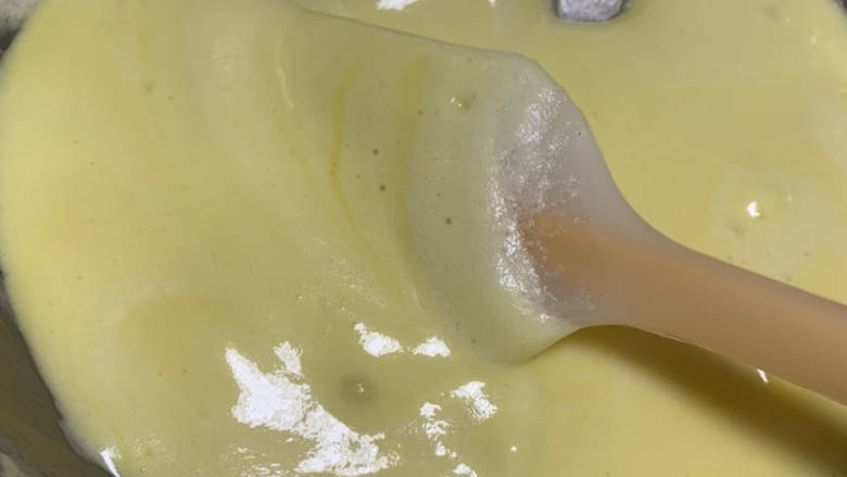戚风蛋糕/低糖低油（不裂不塌）,取三分之一蛋白霜➕蛋黄糊里搅拌均匀。