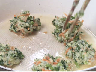 鲜虾蔬菜饼,用筷子把蔬菜糊，挑一筷子放入每个虾仁上