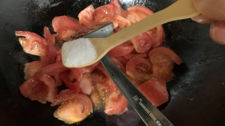 番茄玉菇烩年糕,加入适量盐