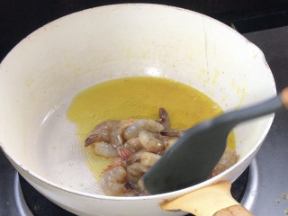 五彩虾仁,起锅热油，放入虾仁炒至变色