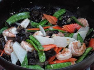 杂炒时蔬,再将焯烫好的蔬菜一同放入锅中，改大火快速爆炒约一分钟，按照个人口味调入盐。