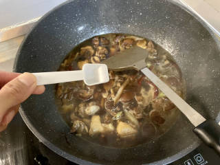 香菇烧鸭肉➕香菇山药烧鸭肉,尝下咸淡，根据自己口味补充少许食盐