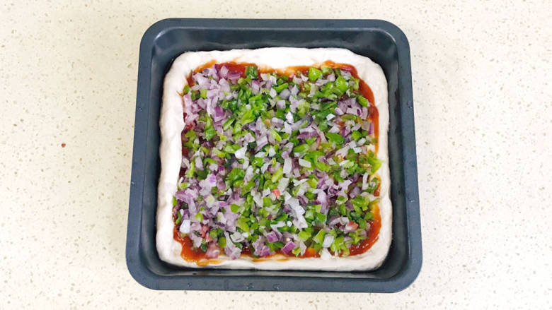 黑胡椒牛排披萨,将蔬菜挤干水分，平铺于上