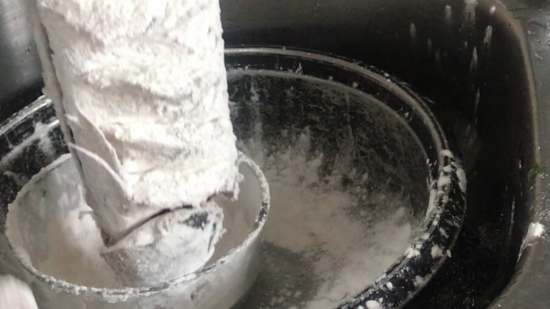 糖醋脆皮鱼,再均匀的涂抹一层干淀粉，花刀口也要抹，再把多余的干淀粉拍掉（也可以在干淀粉中加入鸡蛋和适量清水拌成糊抹在鱼身上）