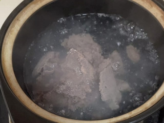 青菜猪肝汤,锅中倒入适量清水煮沸后加入猪肝