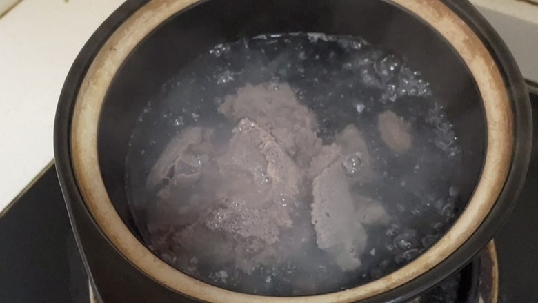 青菜猪肝汤,锅中倒入适量清水煮沸后加入猪肝