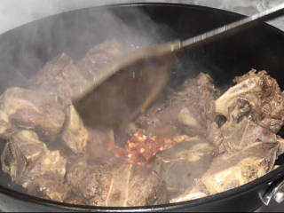 酱炖牛脊骨,加入豆瓣酱和剁椒酱，炒出红油后翻炒均匀